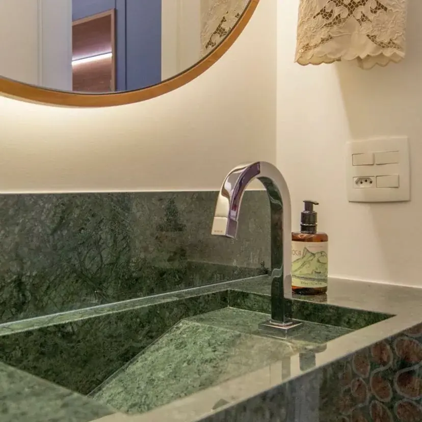 Lavabo com bancada e frontão em mármore verde